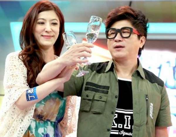 胡瓜唱情歌為女兒慶生,離婚20年前妻誇其太帥,現任妻子未露面 胡瓜唱情歌為女兒慶生,離婚20年前妻誇其太帥,現任妻子未露面