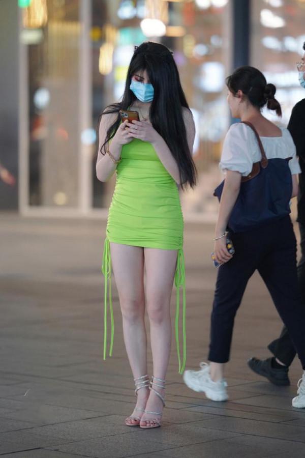 穿緊身裙就是不一樣！女人30歲了卻顯得氣質優雅，時尚得讓人羨慕