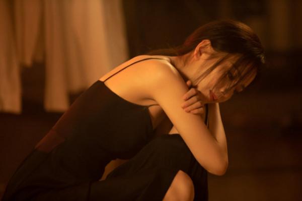 佟麗婭離婚後驚豔綻放！穿中國紅裙出演MV比趙麗穎美，跳舞好唯美