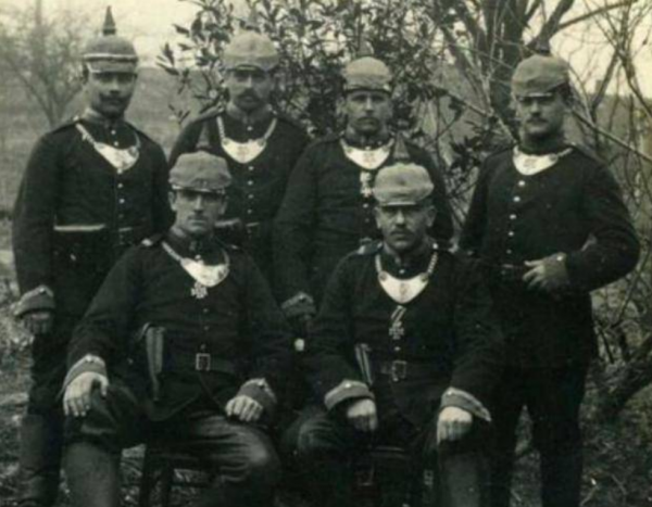 二戰德軍的月牙牌象徵什麼？被諷為鏈狗，德國軍官見了都繞道走