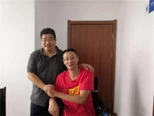 癱瘓4年男排鄭亮近況：邊直播邊掙護工費，取名&OpenCurlyDoubleQuote;正能亮&rdquo;