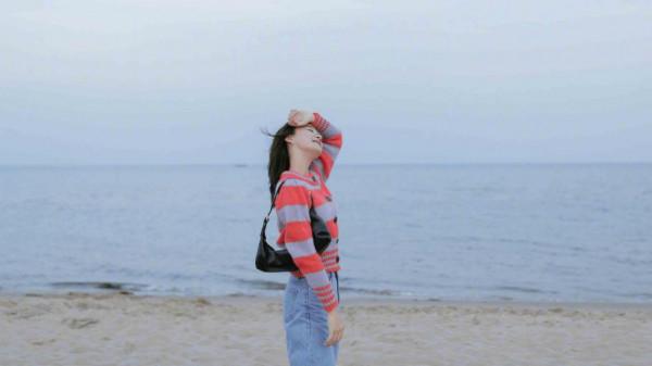 袁姍姍披髮海邊出境,又元氣又美 袁姍姍披髮海邊出境,又元氣又美