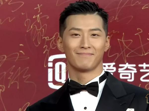 北影節紅毯：楊穎美背搶鏡，佟麗婭仙氣絕美，都不及鞏俐比耶吸睛