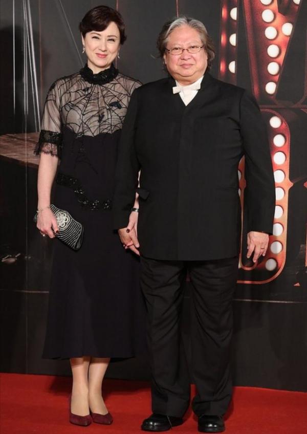 洪金寶混血老婆太驚豔,穿綠色連體褲配襯衫高貴又大氣,美出圈了 洪金寶混血老婆太驚豔,穿綠色連體褲配襯衫高貴又大氣,美出圈了