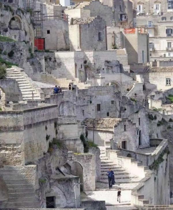 葡萄酒香、翠綠山谷、石頭古城堡，義大利的鄉村酒店是這個樣子的