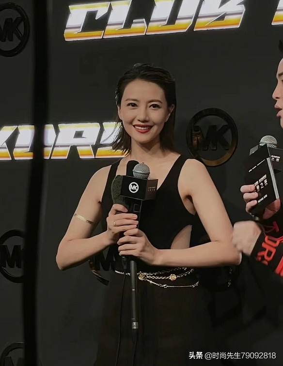 高圓圓罕見出席晚會，黑色禮服氣質十足，生圖實在太驚豔