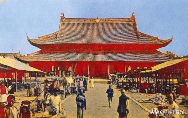 晚清老照片：太監抬著總統女兒去見慈禧太后，男子辮子長到挨地