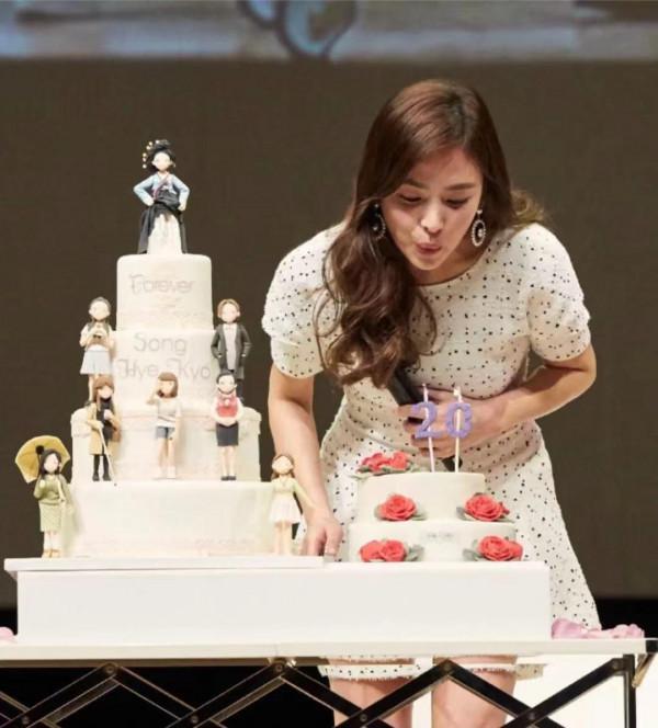 宋慧喬真是小個子穿搭“標杆”，穿波點連衣裙甜美溫柔，高階優雅