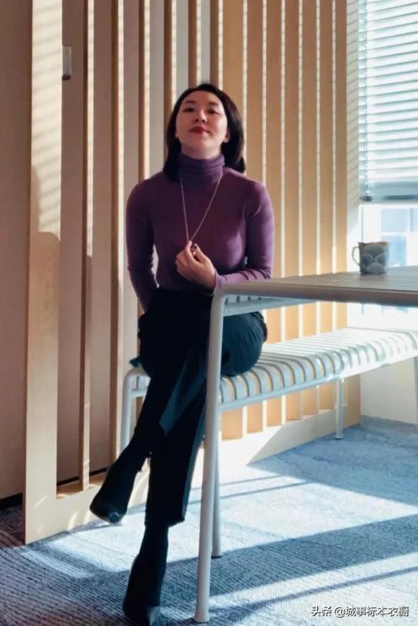 致力於有效穿搭和必要消費，秋冬的褲子搭配低飽和度的薄款針織衫