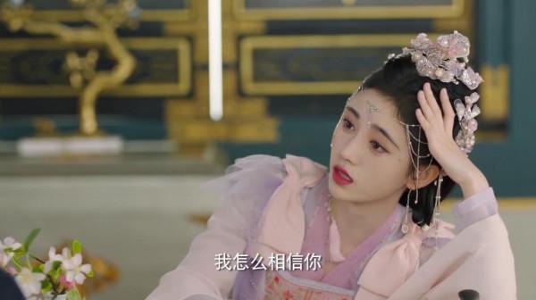 造型不夠掛墜來湊，鞠婧禕古裝標配：愛豆妝+掛墜，雞毛也當髮飾