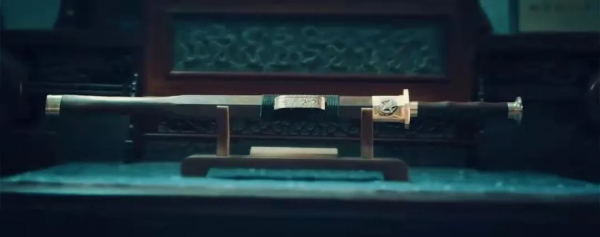 動真格！人手一把佩劍，帥炸背後有深意