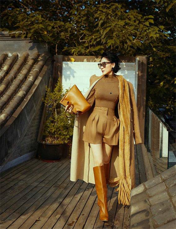 許晴屋頂拍“楓葉系”質感寫真 風衣搭配長靴造型更時尚