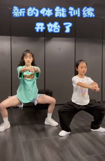 李小璐曬母女合照，倆人古風打扮似姐妹，8歲甜馨五官隨賈乃亮