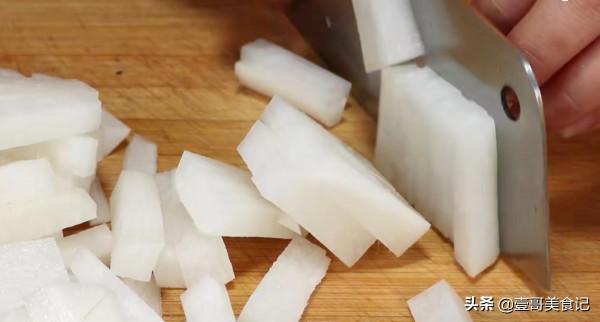 白蘿蔔里加一個蘋果，不用一粒鹽，教你最解饞的吃法，香甜又脆爽