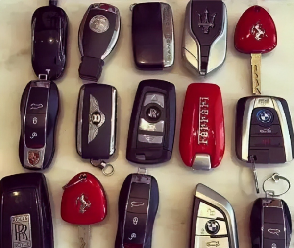 窮小子冒充沙特王子行騙30年，豪車名牌傍身，因一道燻火腿露破綻