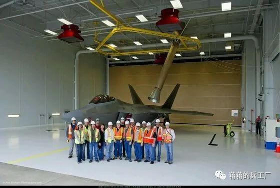 美國F-22戰鬥機機翼下現神秘吊艙，可能為強化猛禽趟路？