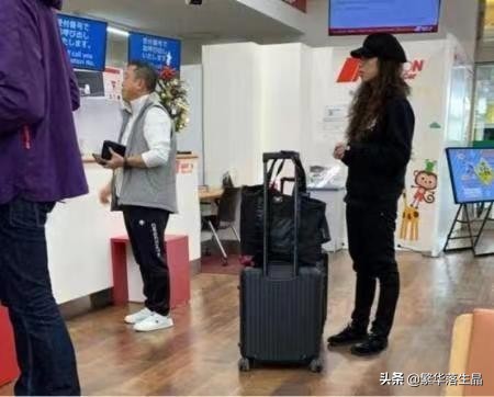 曾志偉照顧好友遺孀，兩人逛超市配合默契，出雙入對7年關係成謎