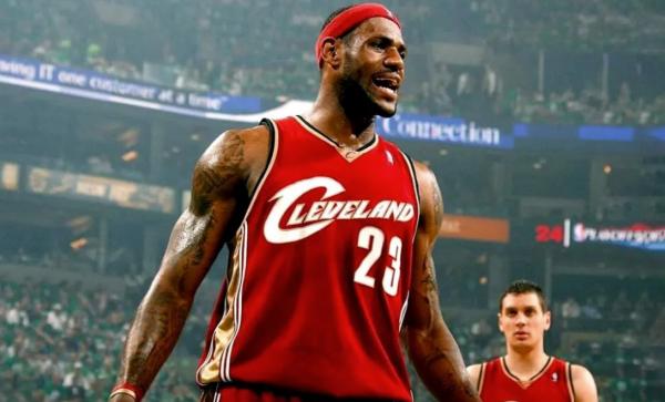 詹姆斯10年不離開騎士會咋樣?球迷:哪怕無冠也比現在風評好 詹姆斯10年不離開騎士會咋樣?球迷:哪怕無冠也比現在風評好