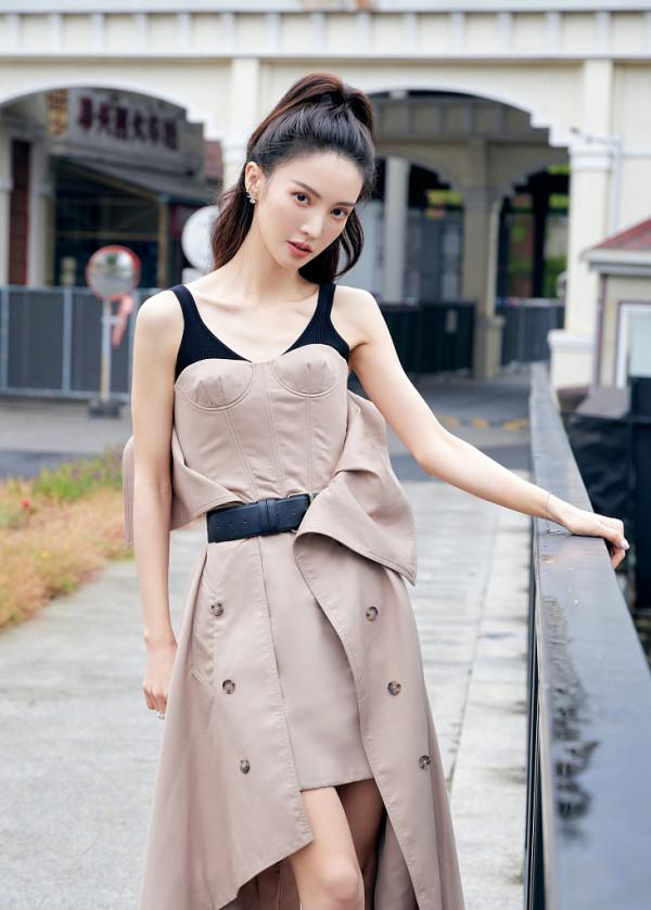 金晨穿吊帶裙腳踩馬丁靴 元氣十足