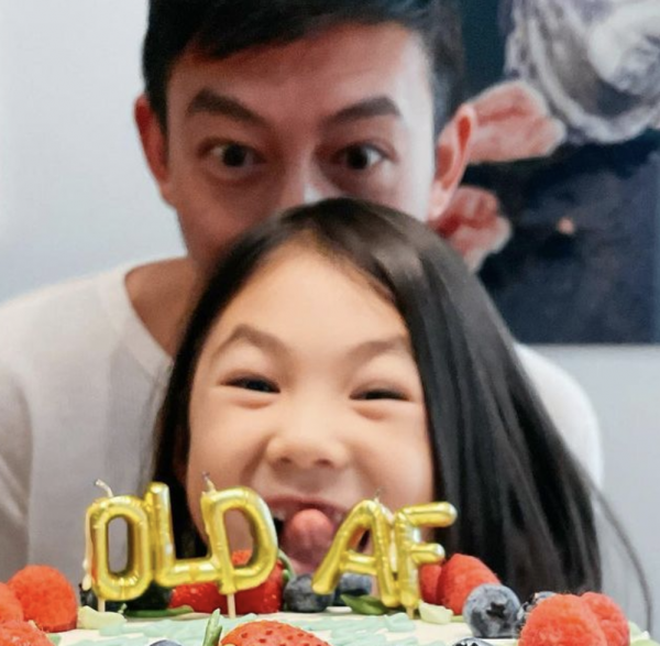 陳冠希曬慶生照,父女同款眉毛搶鏡,秦舒培親手烘焙蛋糕愛意濃 陳冠希曬慶生照,父女同款眉毛搶鏡,秦舒培親手烘焙蛋糕愛意濃