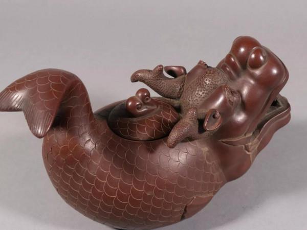 陳鳴遠款 紫砂魚化龍茶壺。規格*高15cm 長25cm砂質細膩、