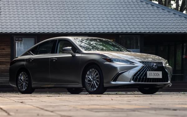 有錢人買雷克薩斯ES，沒錢人買豐田亞洲龍，同平臺卻不同&quot;命&quot;