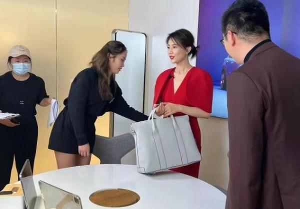 高圓圓也有架子了?出行僱幾十個保鏢陣仗大,濃豔打扮卻難敵老態 高圓圓也有架子了?出行僱幾十個保鏢陣仗大,濃豔打扮卻難敵老態