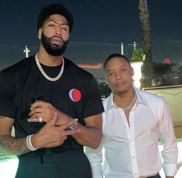 濃眉缺訓真相！舉辦婚禮結束五年長跑兒女雙全，妻子身材不輸超模