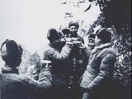 長津湖戰役時炒麵就雪,如今官兵們在任何條件下都能吃上熱食 長津湖戰役時炒麵就雪,如今官兵們在任何條件下都能吃上熱食