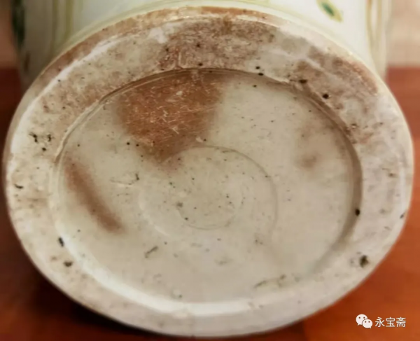 明五彩開光蓮池鴛鴦鳳紋瓶