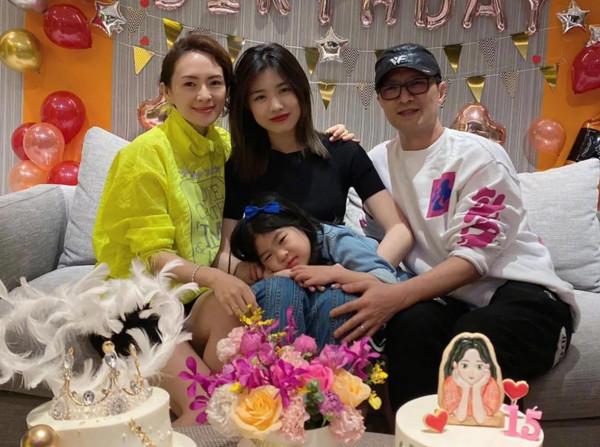 懶理親媽葛薈婕糾纏，章子怡與小蘋果相處融洽，一家人幸福溫馨