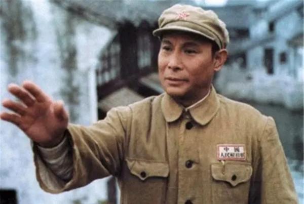 1957年，12位開國將帥在莫斯科大合影，彭老總站中間，粟裕站後邊