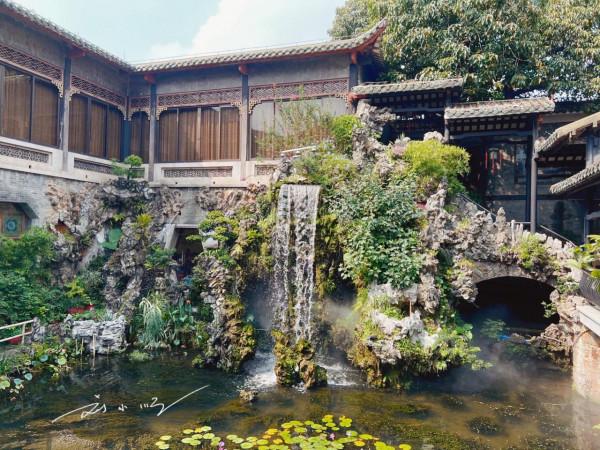 廣州荔灣湖畔的老牌酒家，裝修古色古香，遊客卻覺得味道差強人意