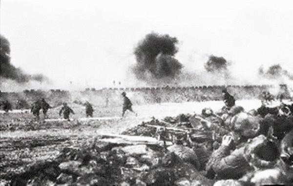 致敬!洛陽100歲抗戰老兵劉六夫坦克碾壓下活命,送兒孫6人進軍營 致敬!洛陽100歲抗戰老兵劉六夫坦克碾壓下活命,送兒孫6人進軍營