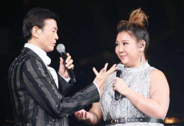 同樣是鄭少秋的女兒，沈殿霞和官晶華的女兒一對比，差距就出來了