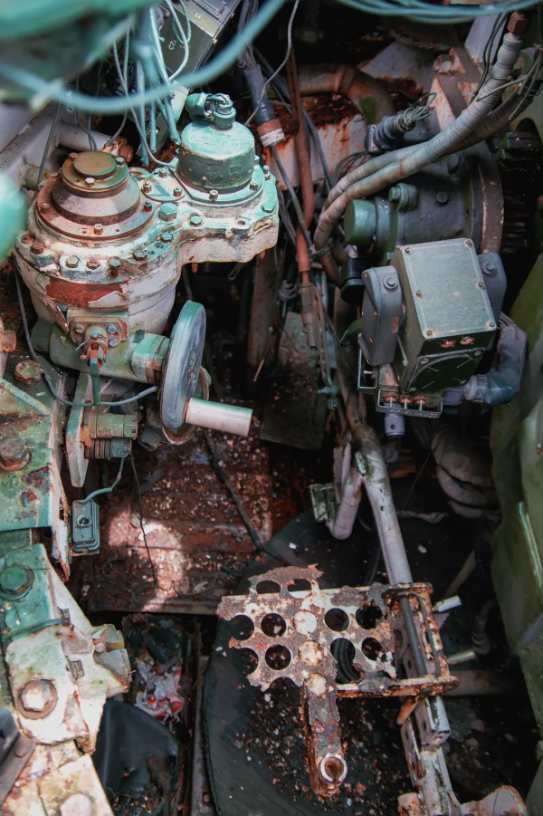 深山裡的廢棄坦克墳場探索 深山裡的廢棄坦克墳場探索