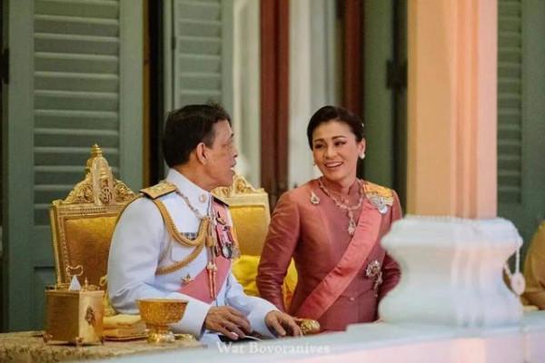 詩妮娜開車和蘇提達開車送泰王，簡直是公開處刑，差距太明顯