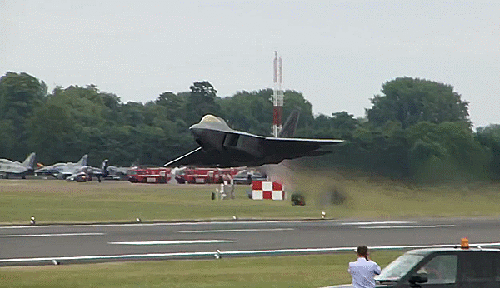 罕見，官方證實J16D強大足以匹敵F22，專家：F22單挑沒優勢