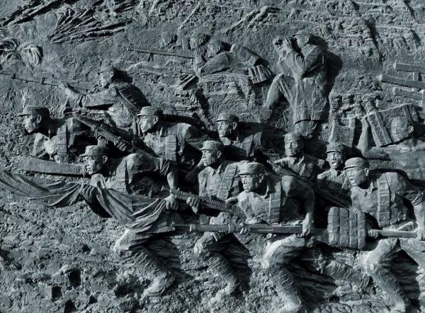 16歲少年瞞著父母參軍，18年後成副司令返鄉，母親：長官你找誰