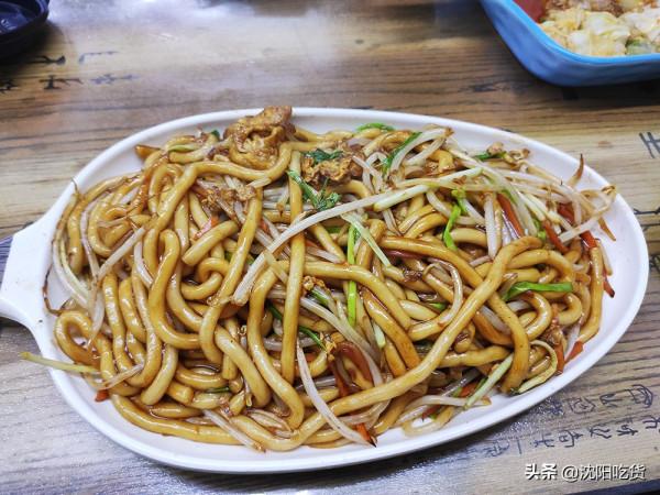 晚上的八卦街才是最有煙火氣的，路邊小店3天吃了2次