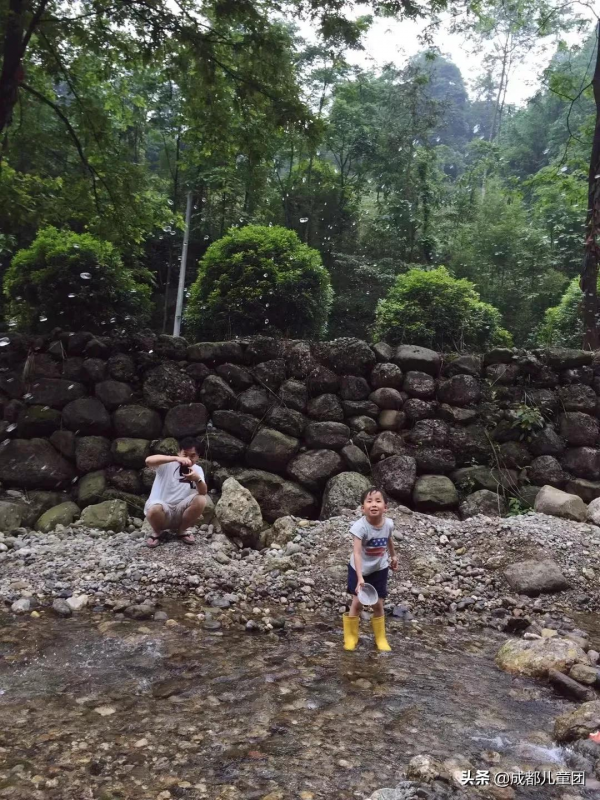 為孩子構建另一種審美可能性，她帶著娃去山裡“走野路”