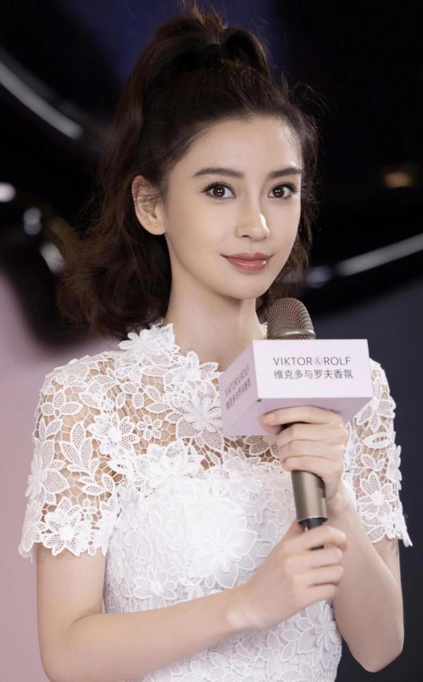 楊穎白裙代言香水