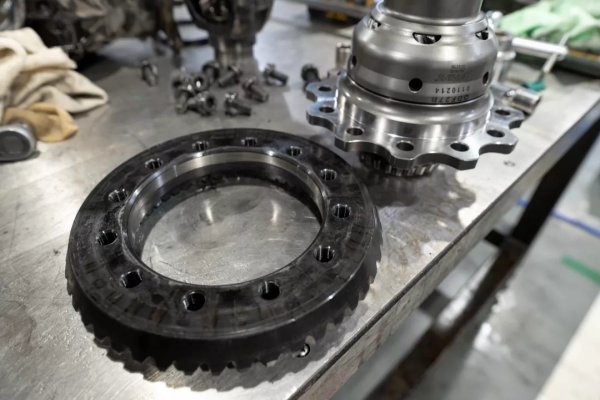 專業車手也無法拒絕的V8自吸戰車,濃墨重彩的二手C63 AMG 專業車手也無法拒絕的V8自吸戰車,濃墨重彩的二手C63 AMG