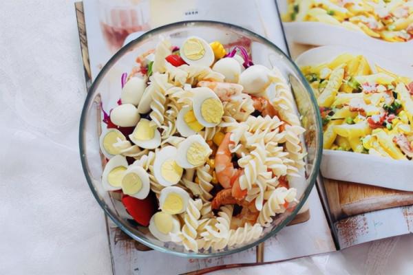 沙拉深受減肥人士的喜愛，好吃還不長胖，無負擔