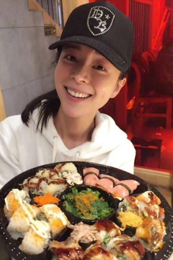 張靜初、陶虹等人倡導素食，卻被扒吃肉穿皮草，網友：言行不一