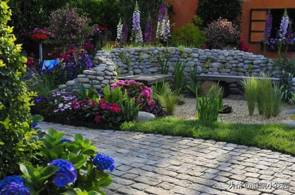 他賣掉城裡的房子，包了個山頭，打造集裝箱陽光房、小木屋、花園