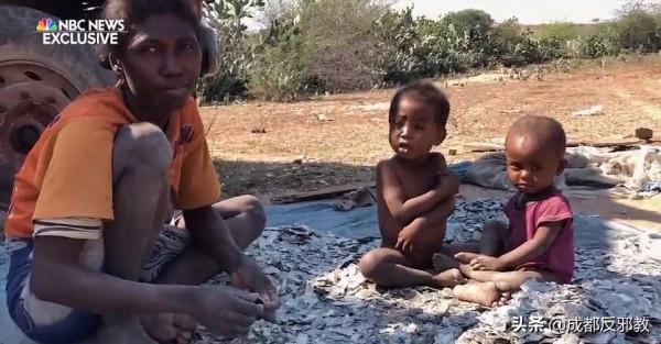 非洲5歲兒童當礦工，僅為6角錢收入工作13小時，5個人分吃一碗米飯