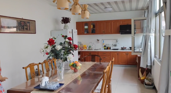 北京大爺把四合院裝成小田園 家裡收藏的青花瓷價值上億