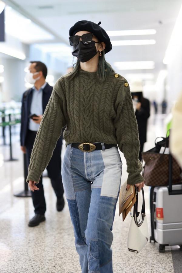 孟美岐穿墨綠色絞花毛衣搭配拼接直筒牛仔褲,戴貝雷帽溫暖時髦 孟美岐穿墨綠色絞花毛衣搭配拼接直筒牛仔褲,戴貝雷帽溫暖時髦