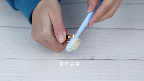 才知道，廢舊牙刷不要亂丟了，放在家裡還有這麼棒的妙用，真實用